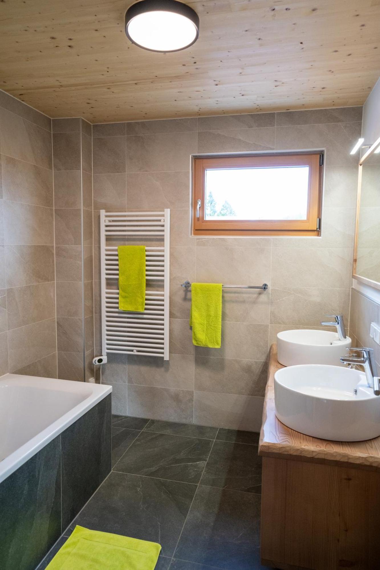 Holzhaus "Zum Schwarz'N" Apartment Aurach am Hongar Bagian luar foto