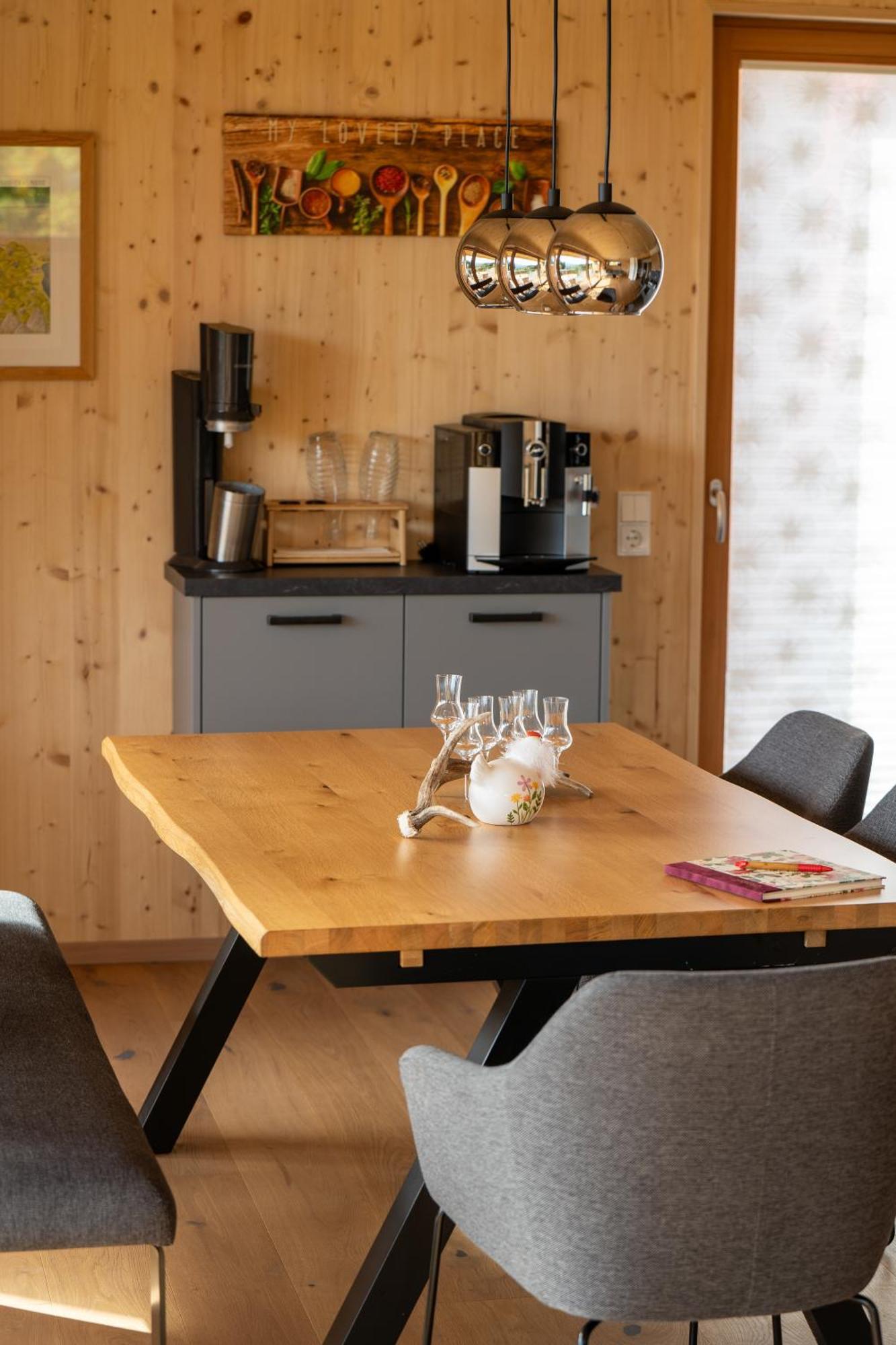 Holzhaus "Zum Schwarz'N" Apartment Aurach am Hongar Bagian luar foto
