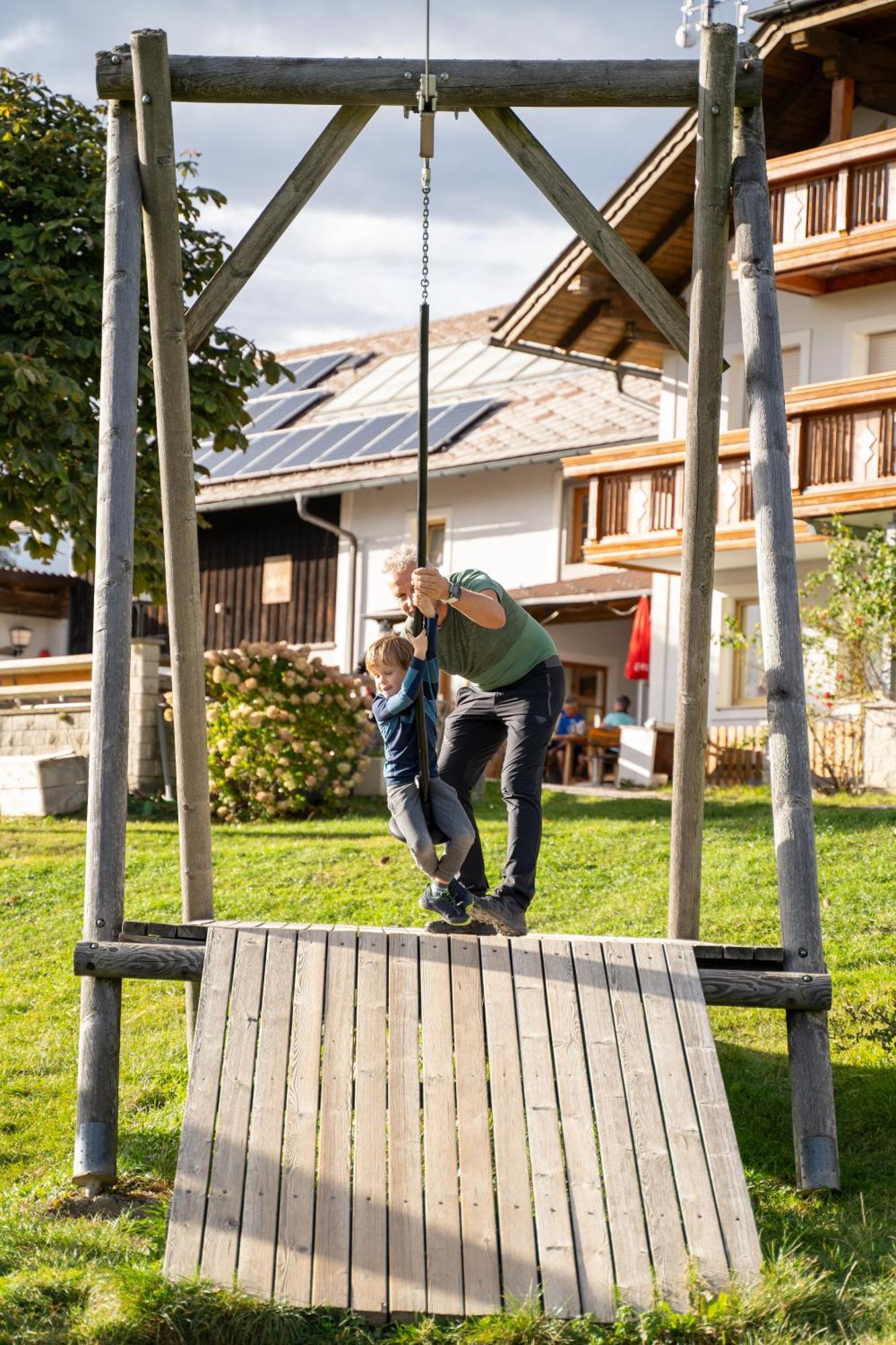 Holzhaus "Zum Schwarz'N" Apartment Aurach am Hongar Bagian luar foto