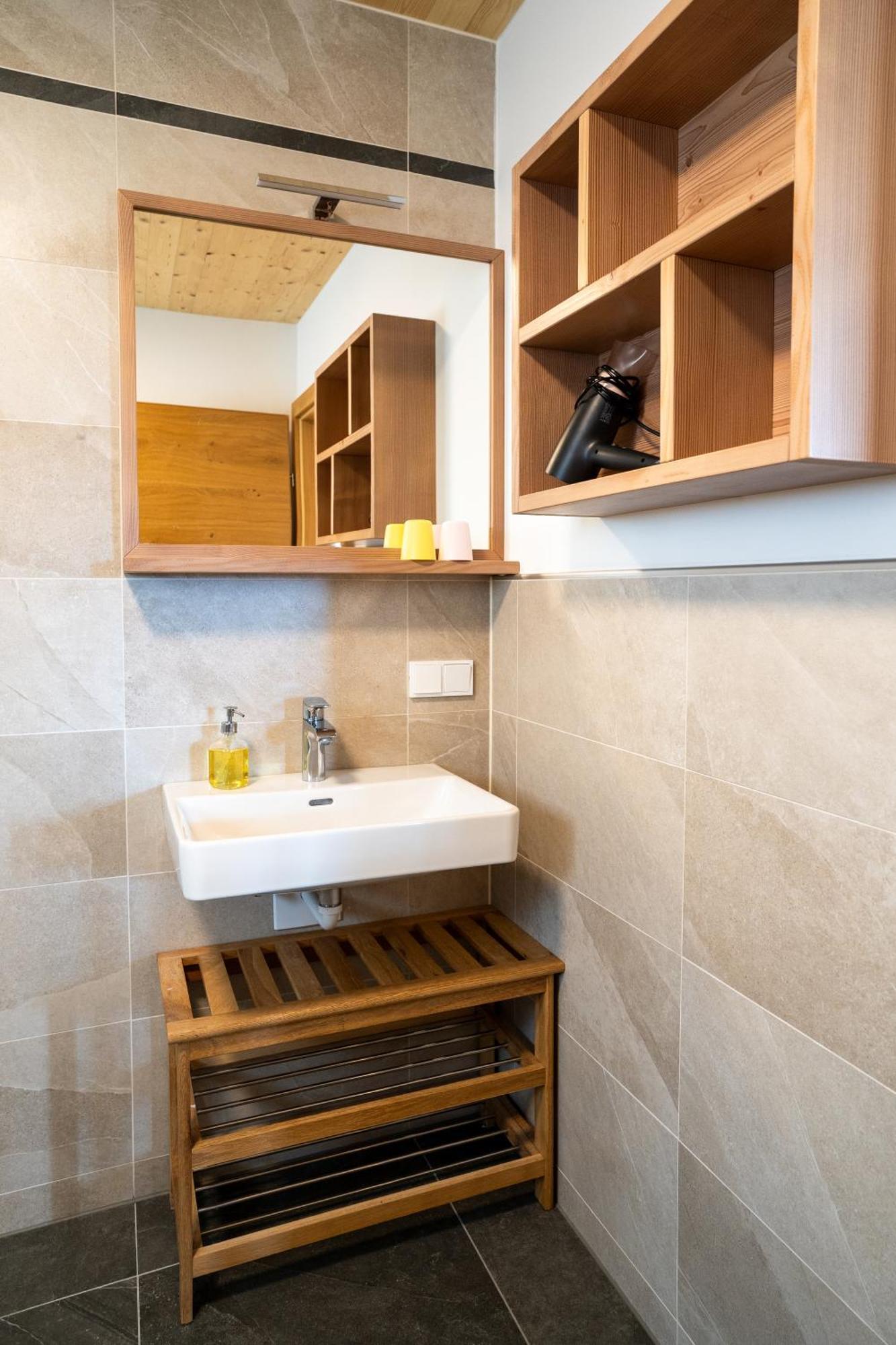 Holzhaus "Zum Schwarz'N" Apartment Aurach am Hongar Bagian luar foto